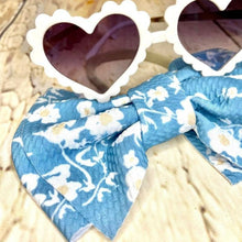 Load image into Gallery viewer, Daisys sunnies and bow
